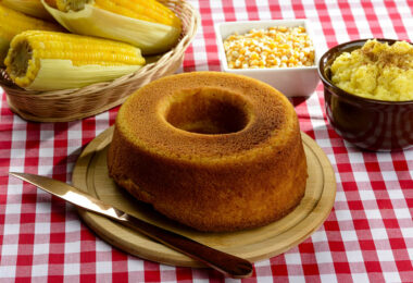 Bolo de milho de lata de liquidificador fofinho