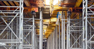 diferença entre andaime tubular e fachadeiro
